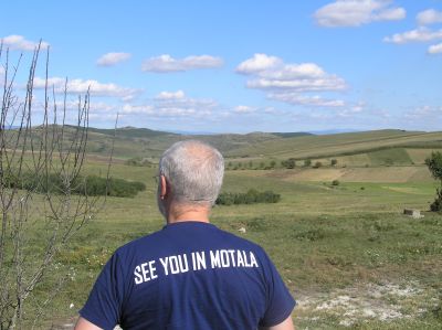 Michael Markwardt betraktar det transsylvanska landskapet. T-shirten köpte han i samband med att han deltog i cykelloppet Vätter